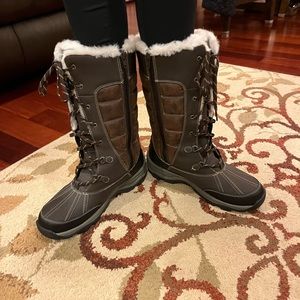 Clarks fashionable women’s warm faux fur lined/winter snow tall boots.